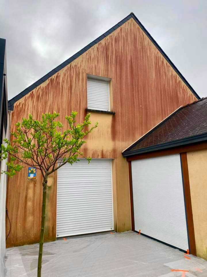 Façade très abimée par le temps et les intempéries avant l'intervention de la société HDE-Démoussage,ramonage,rénovation toiture et façade.