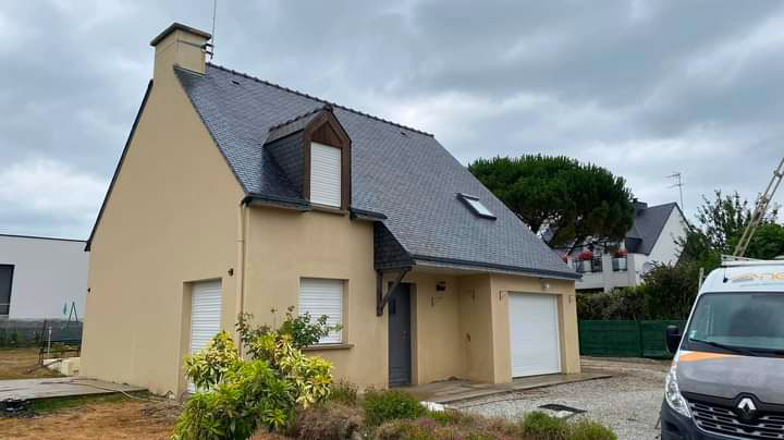 Maison individuelle ayant retrouvée toute sa beauté après le nettoyage par la société HDE-Démoussage,ramonage,rénovation toiture et façade.