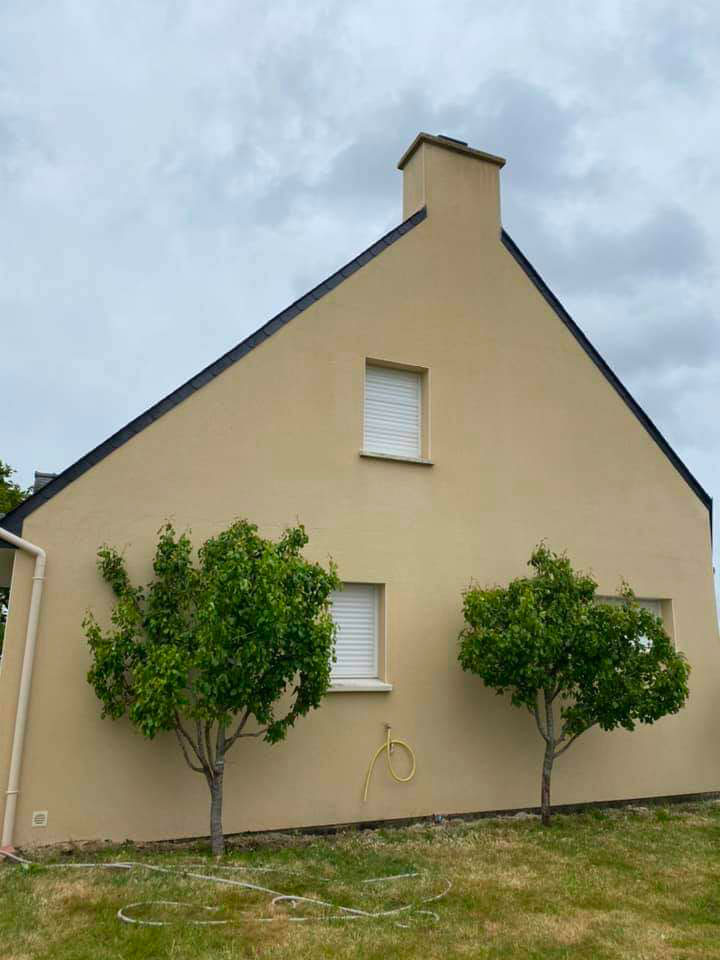 Façade de maison après la rénovation par HDE-Démoussage,ramonage,rénovation toiture et façade.