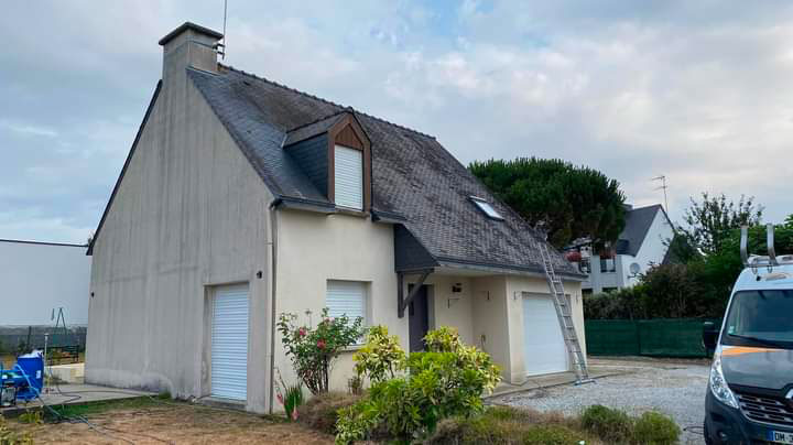 Maison individuelle abimée par le temps et les intempéries avant le nettoyage par la société HDE-Démoussage,ramonage,rénovation toiture et façade.