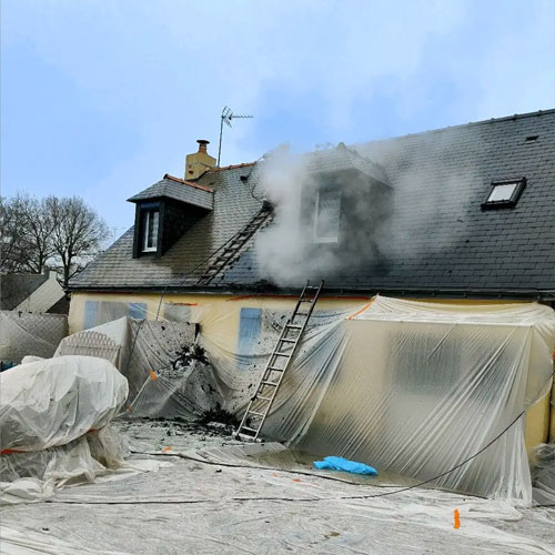 Protection et nettoyage haute pression d'une toiture par l'entreprise HDE-Démoussage,ramonage,rénovation toiture et façade.