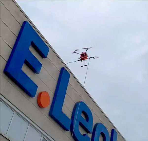 Nettoyage de la façade d'un magasin Leclerc avec un drone par la société HDE-Démoussage,ramonage,rénovation toiture et façade.