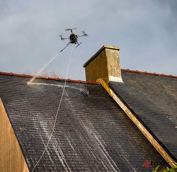 Nettoyage d'une toiture à l'aide d'un drone par l'entreprise HDE-Démoussage,ramonage,rénovation toiture et façade.