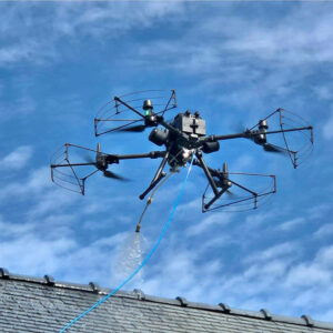 Formé au pilotage et agréé par la DGAC (Direction Générale de l’Aviation Civile) la société HDE utilise un drone professionnel pour nettoyer le toit des maisons, les façades d’immeuble, les monuments historiques (comme les églises).-Démoussage,ramonage,rénovation toiture et façade.