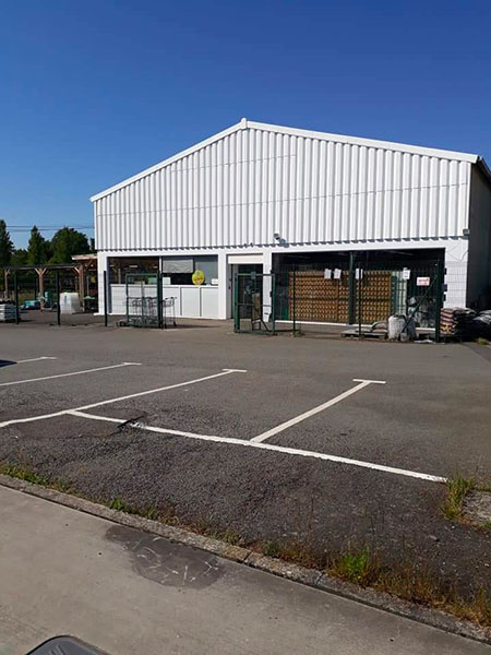 Image de la façade du magasin Point Vert après nettoyage par la société HDE-Démoussage,ramonage,rénovation toiture et façade.