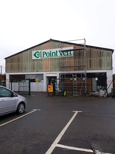 Image de la façade du magasin Point Vert avant le nettoyage par la société HDE-Démoussage,ramonage,rénovation toiture et façade.