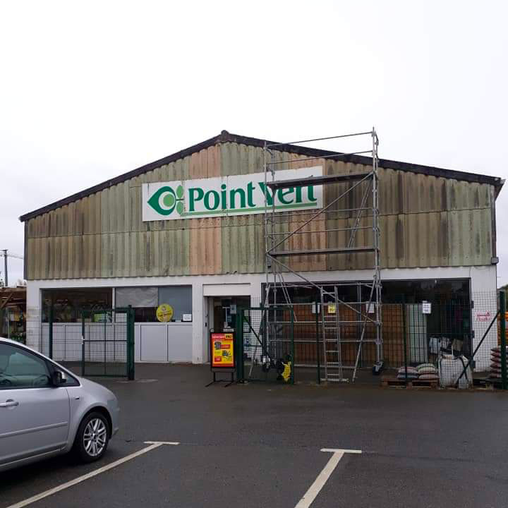 Image de la façade du magasin Point Vert avant le nettoyage par la société HDE-Démoussage,ramonage,rénovation toiture et façade.